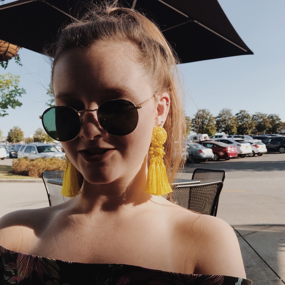 Meet your Posher, Caitlin